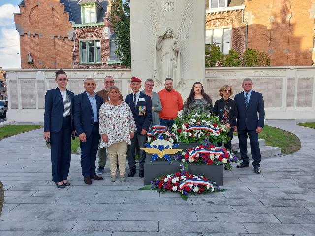 Devant le monument aux morts